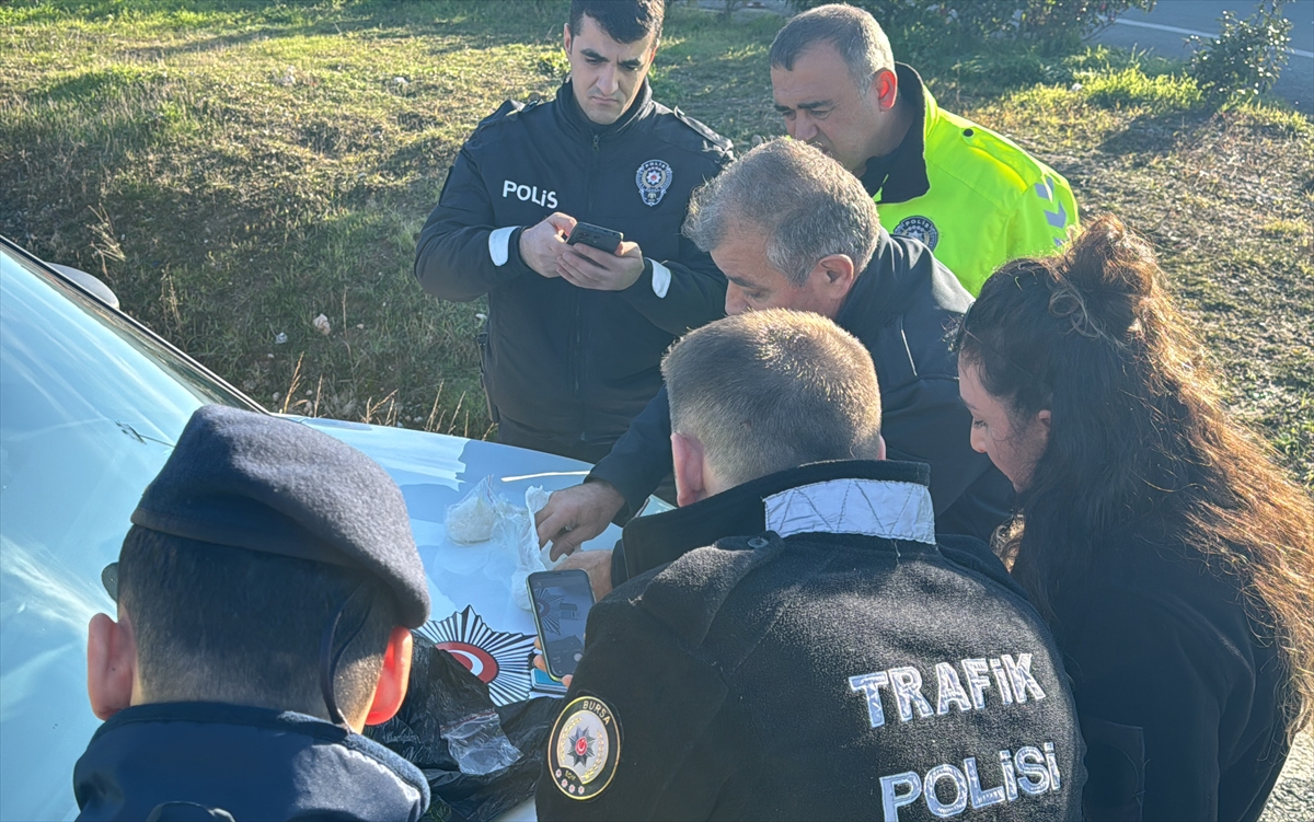 Bursa'da polisin “dur” ihtarına uymayıp bulundukları araçla kaçan 4 zanlı yakalandı