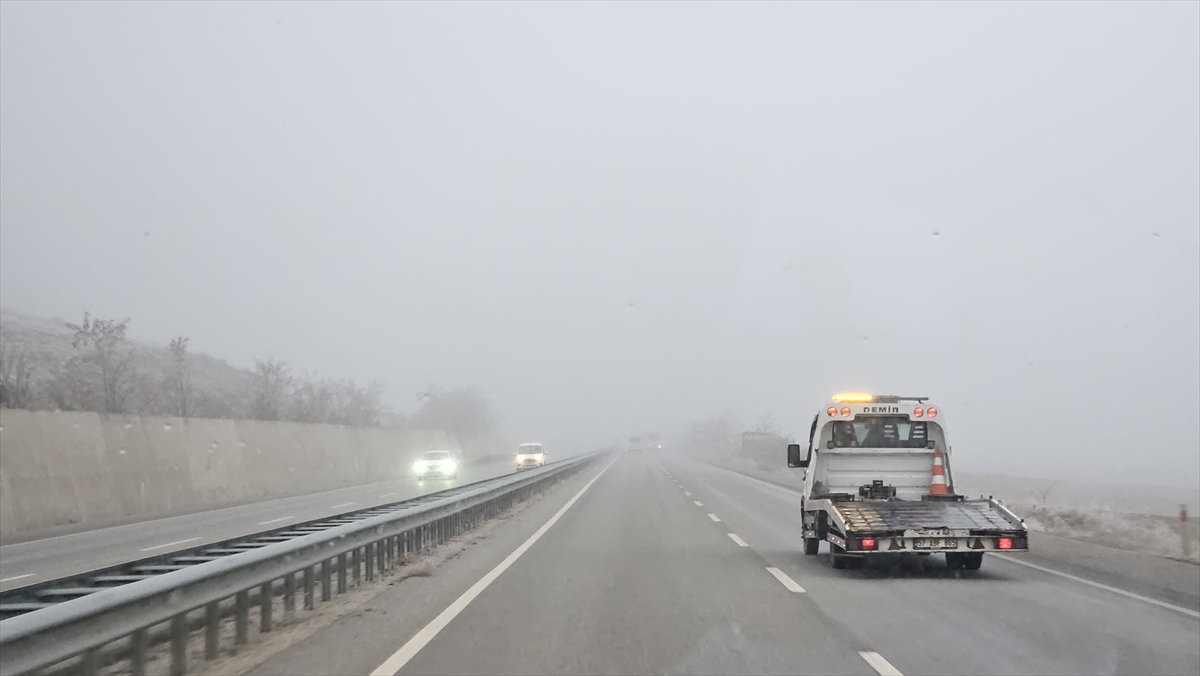 Çankırı-Ankara kara yolunda sis etkili oluyor