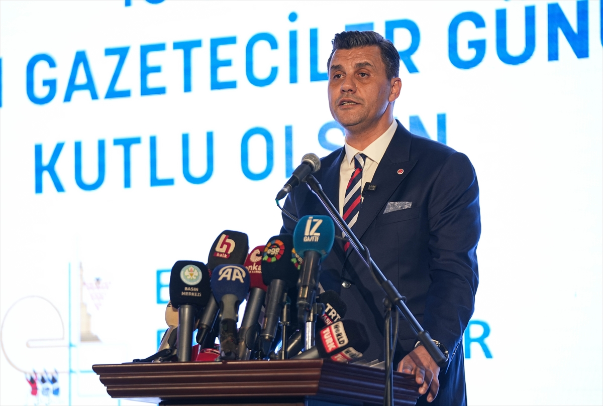 CHP Genel Başkanı Özel, İzmir'de 10 Ocak Çalışan Gazeteciler Günü etkinliğine katıldı: