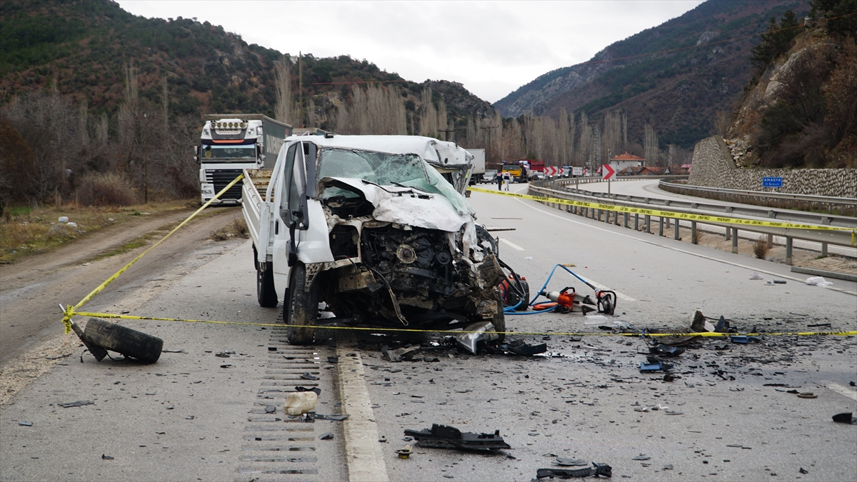 Çorum'da 4 aracın karıştığı trafik kazasında 2 kişi öldü, 5 kişi yaralandı