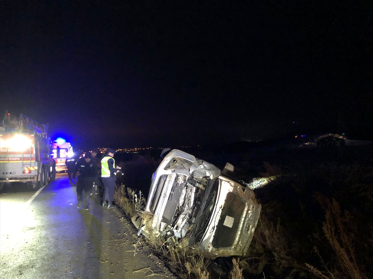 Çorum'da otomobilin devrilmesi sonucu 1 kişi öldü, 1 kişi yaralandı