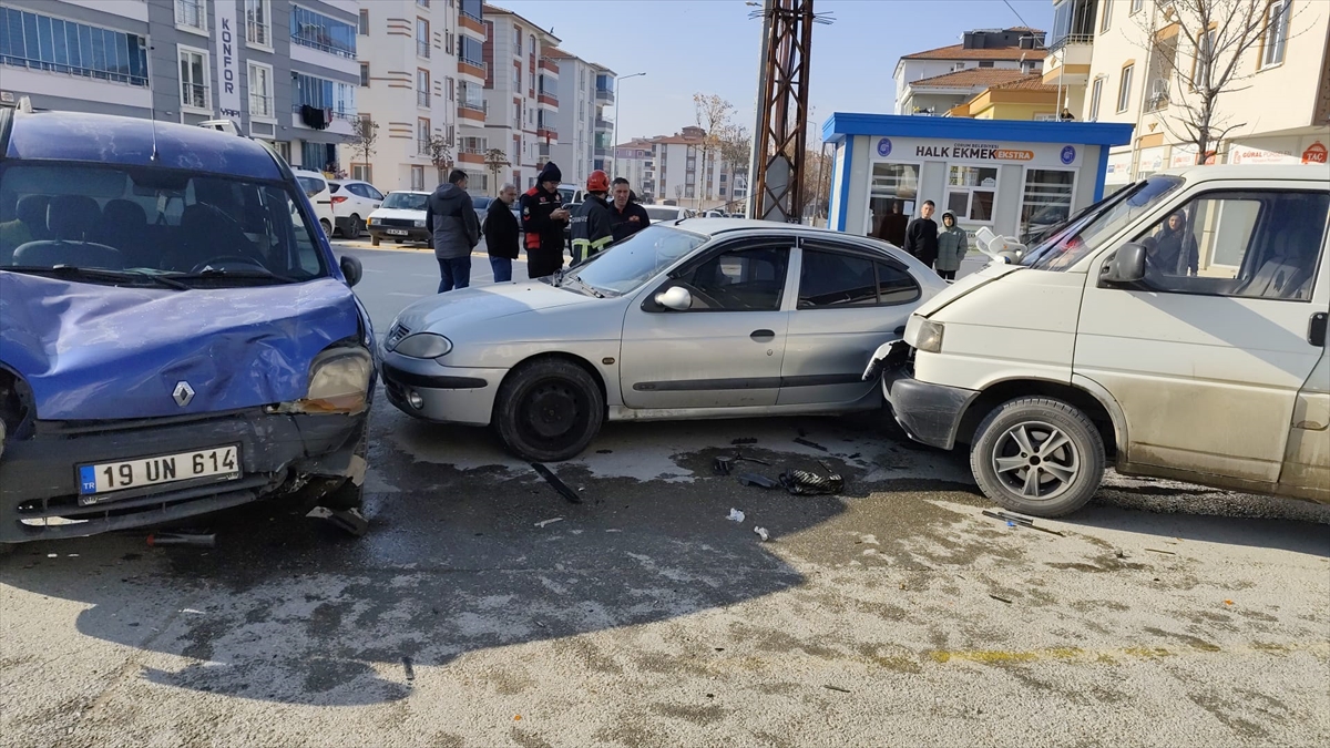 Çorum'da üç aracın karıştığı kazada 9 kişi yaralandı