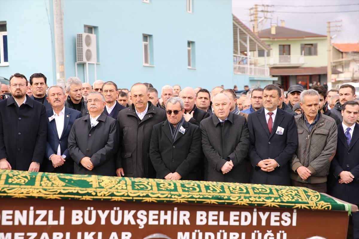 Denizli'de traktörün devrilmesi sonucu ölen sürücünün cenazesi defnedildi