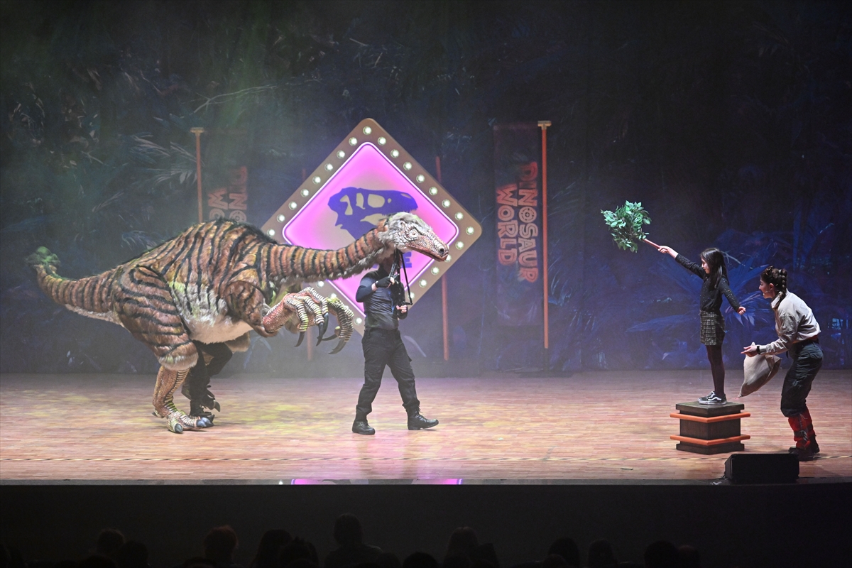 “Dinosaur World Live” tiyatrosu Ankara'da izleyicilerle buluştu