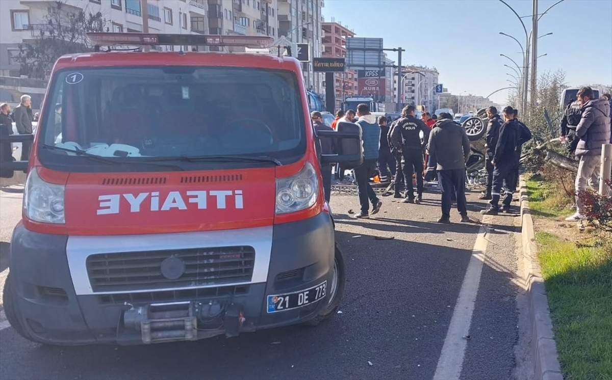 Diyarbakır'da korkuluğa çarpan otomobildeki 4 kişi yaralandı