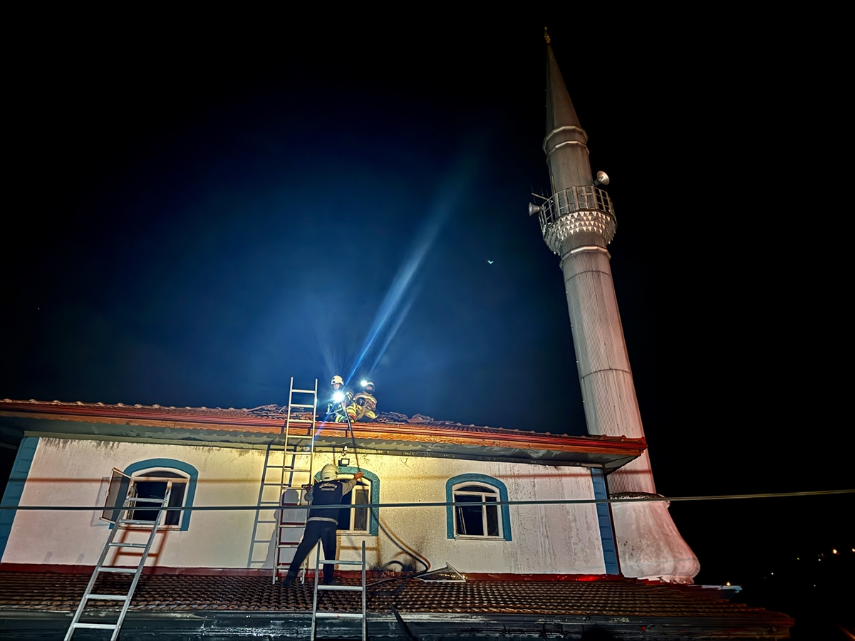 Düzce'de yangın çıkan cami kullanılamaz hale geldi