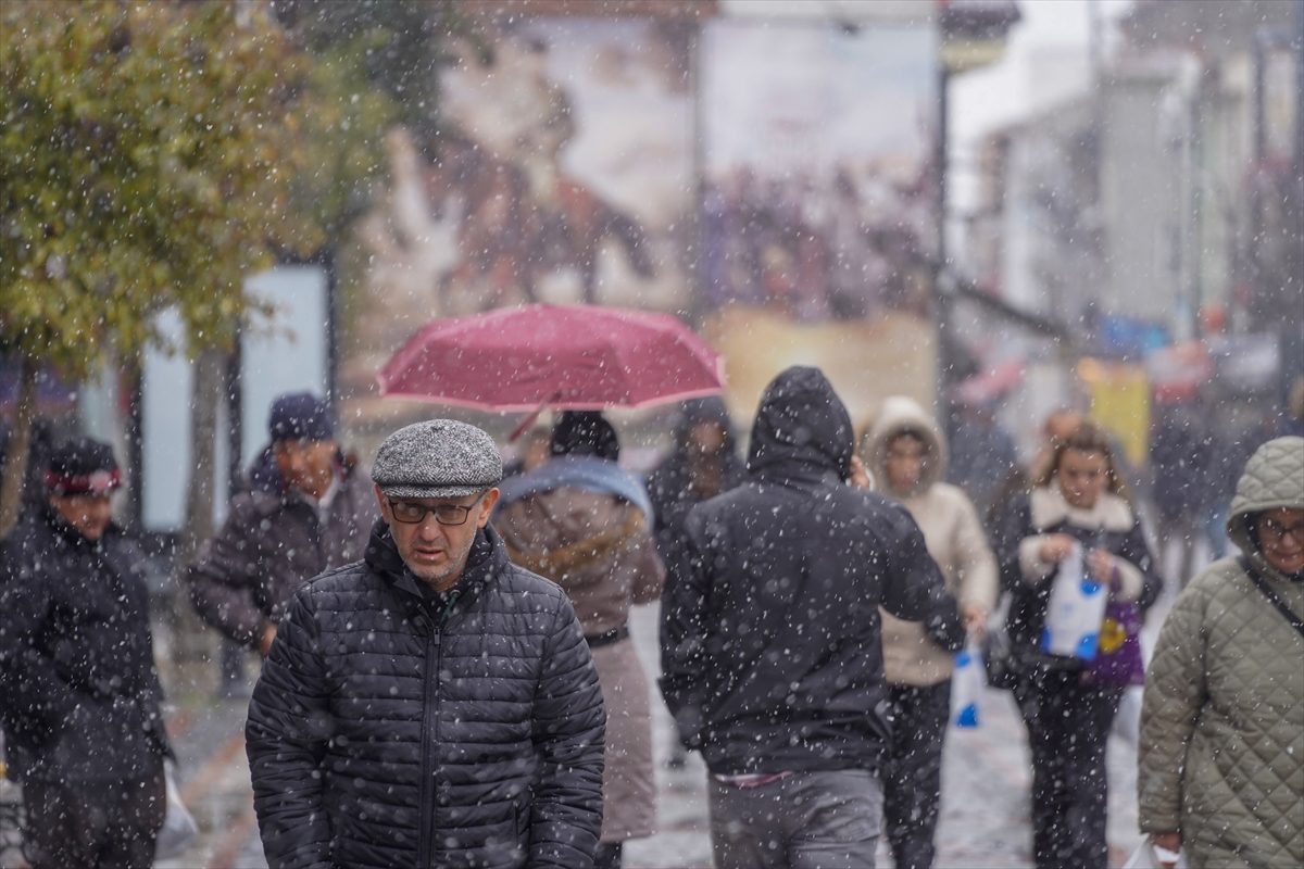 Edirne'de kar yağışı etkili oluyor