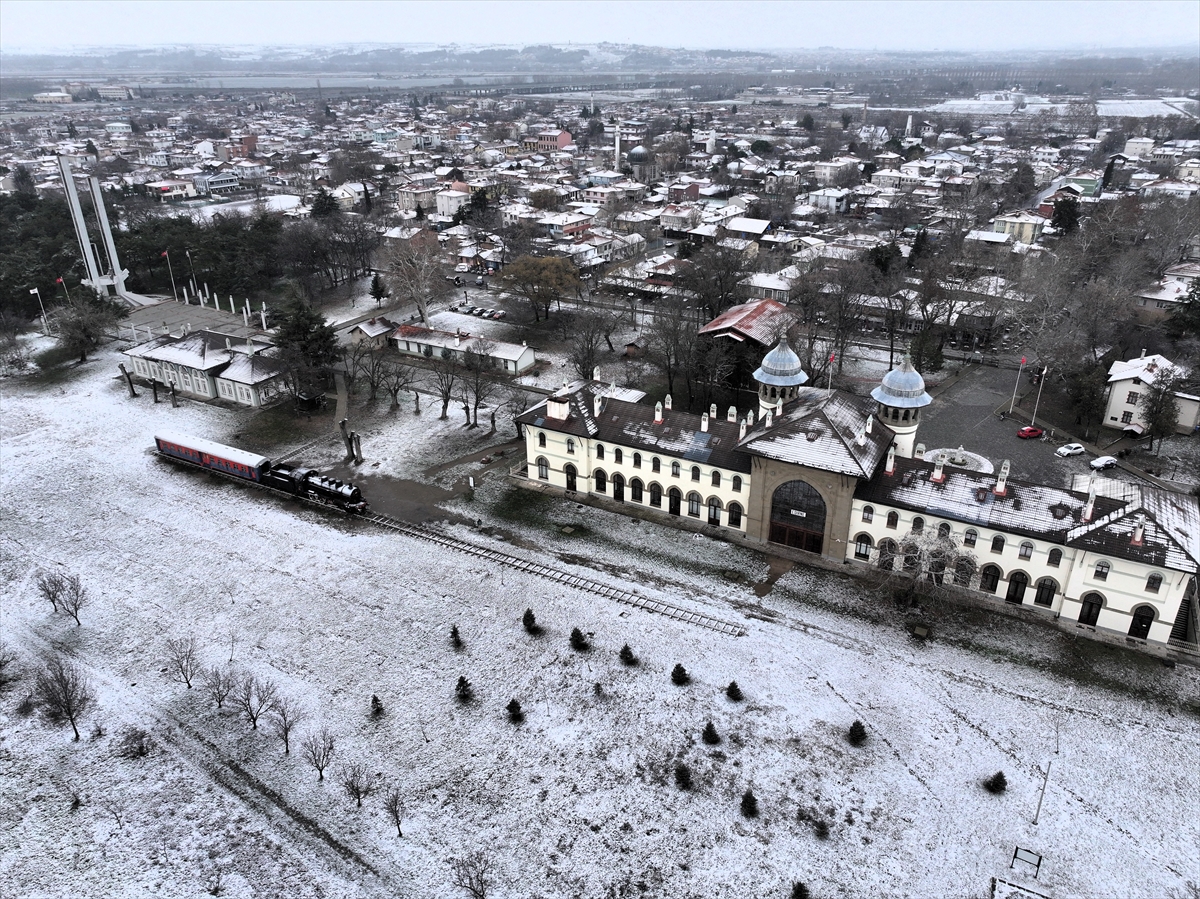 Edirne'de beyaz örtünün kapladığı tarihi yapılar fotoğraflara fon oluyor