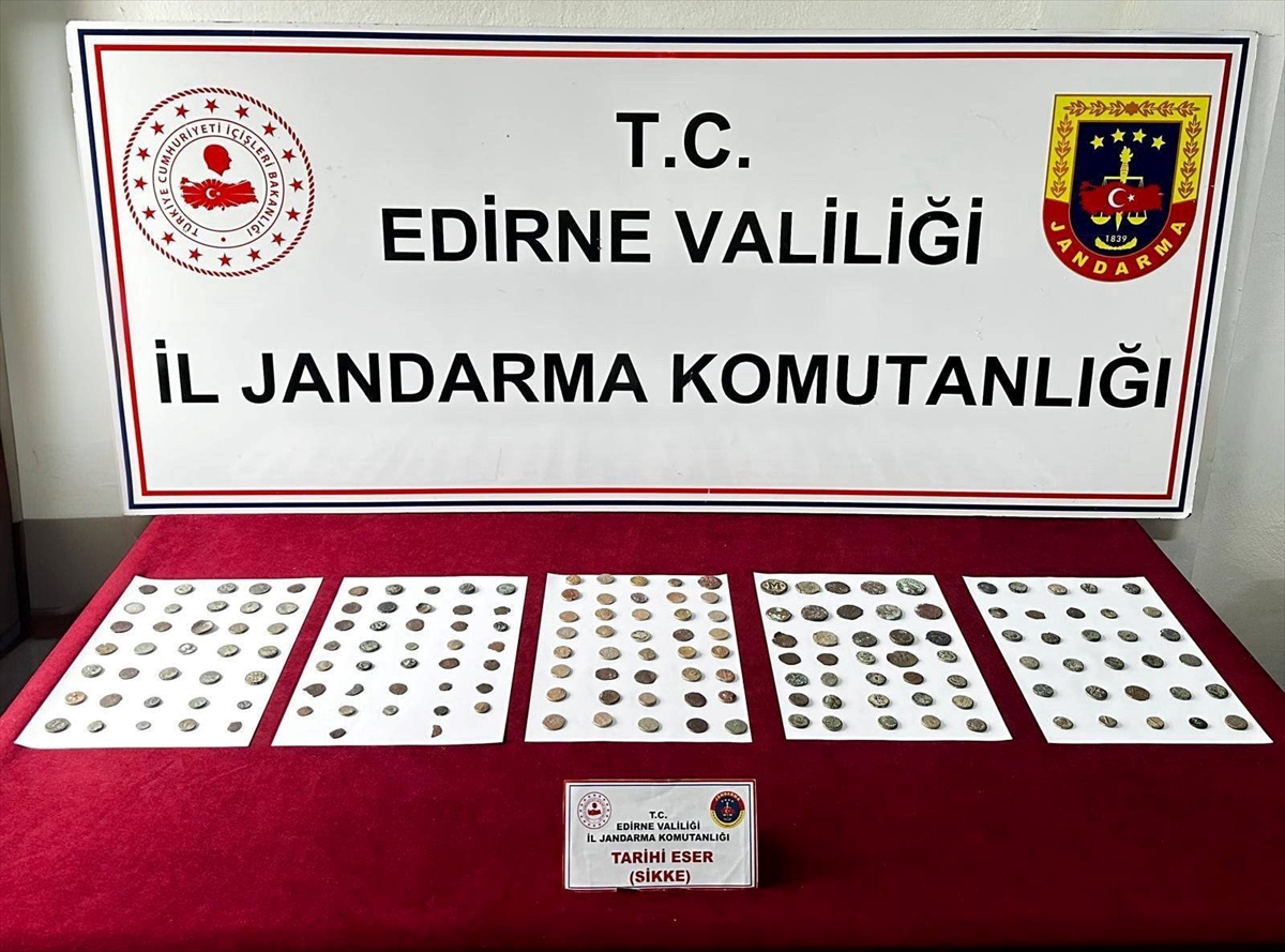 Edirne'de otobüsteki yolcunun üzerinde çok sayıda sikke bulundu