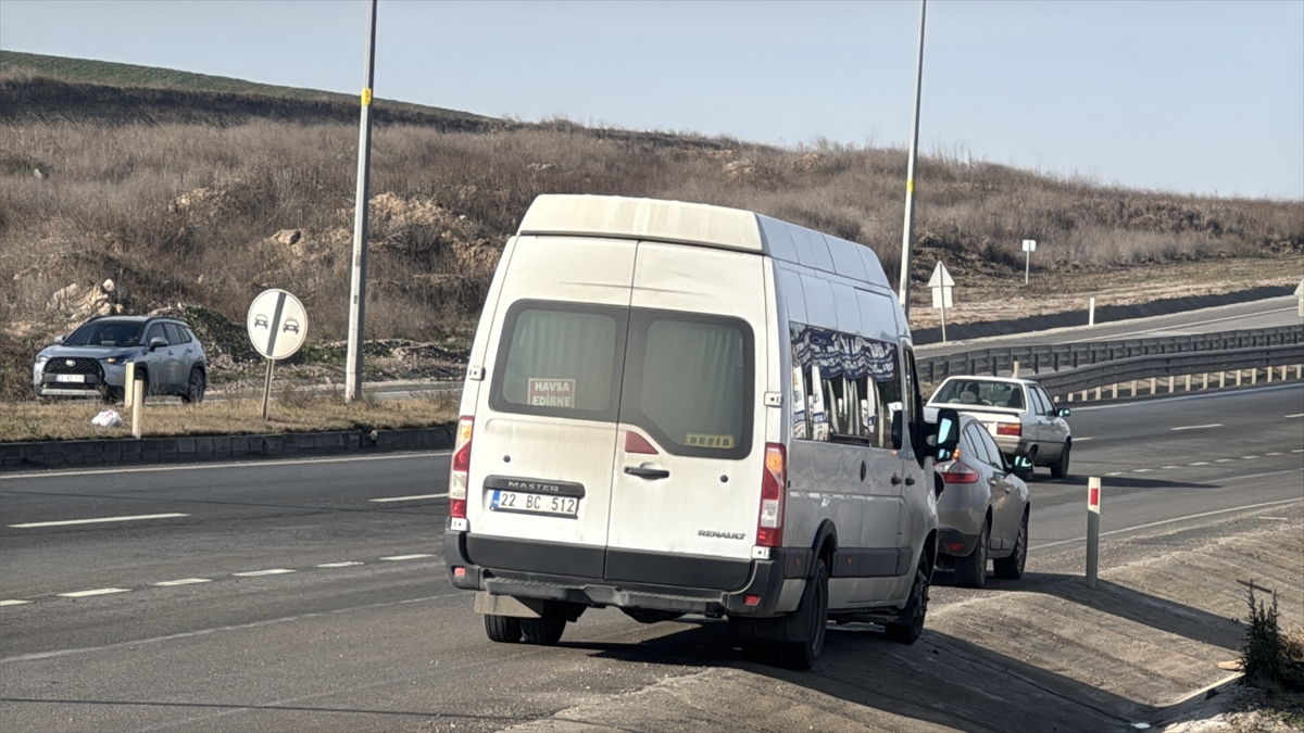 Edirne'de yolcu minibüsü ile otomobilin çarpıştığı kazada 2 kişi yaralandı