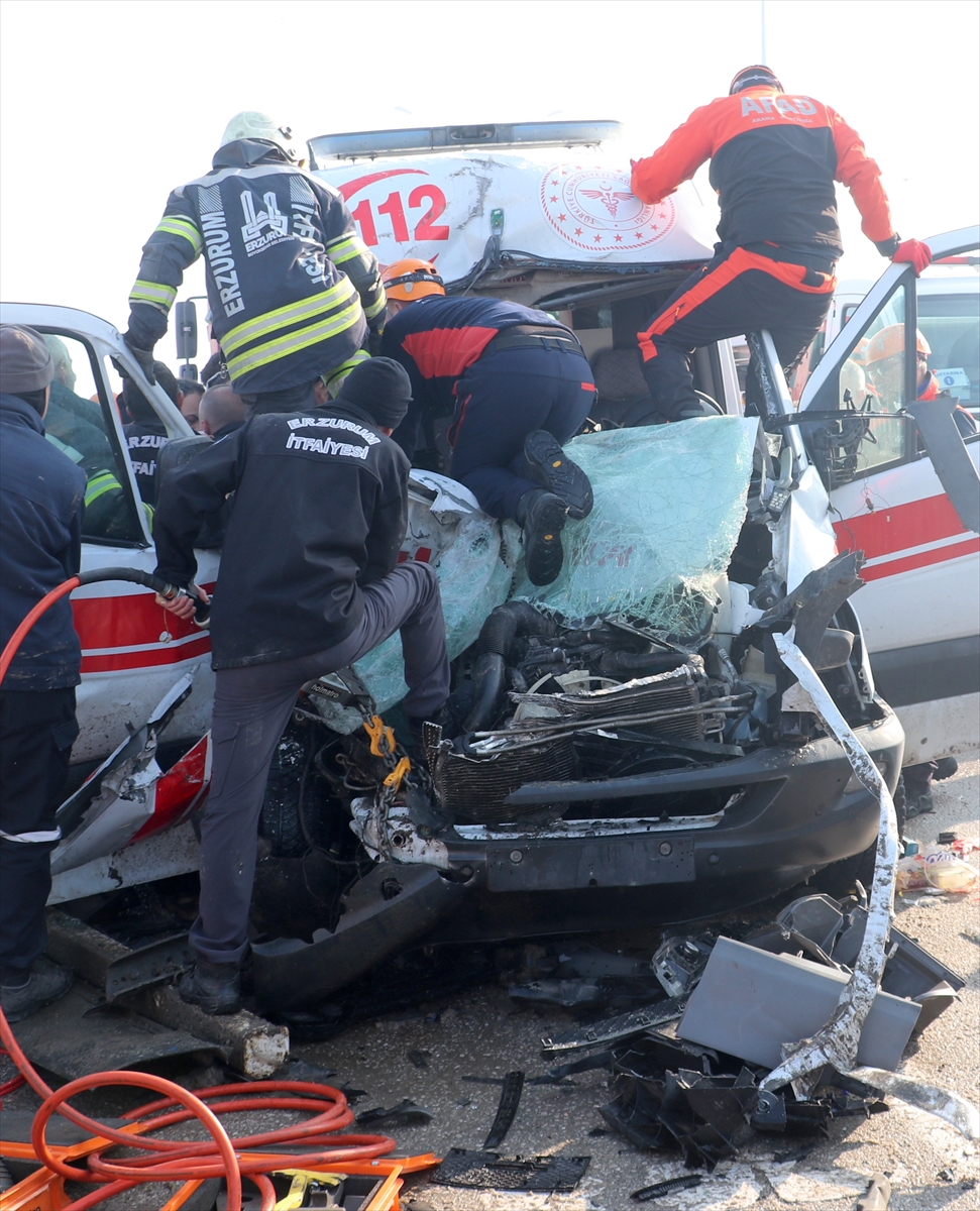 Erzurum'da ambulansların karıştığı iki kazada 6'sı sağlık çalışanı 8 kişi yaralandı