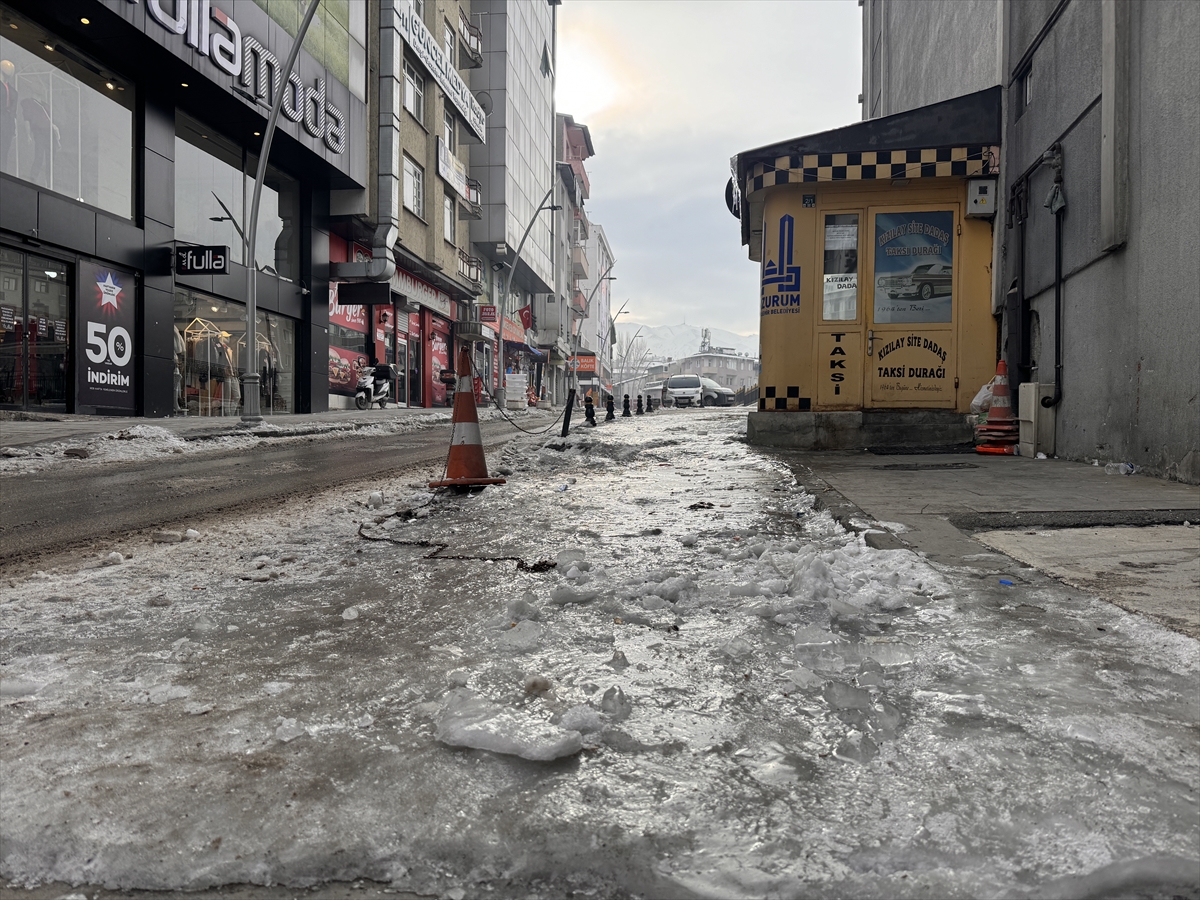 Ağrı ile Erzurum'da dondurucu soğuklarla nehir ve dereler buzla kaplandı