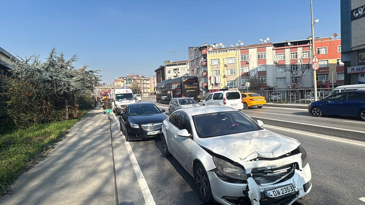 Esenler'de 2 aracın karıştığı trafik kazasında 6 kişi yaralandı