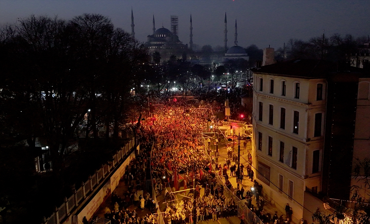 Filistin'e destek için on binlerce kişinin Galata Köprüsü'ne yürüyüşü başladı