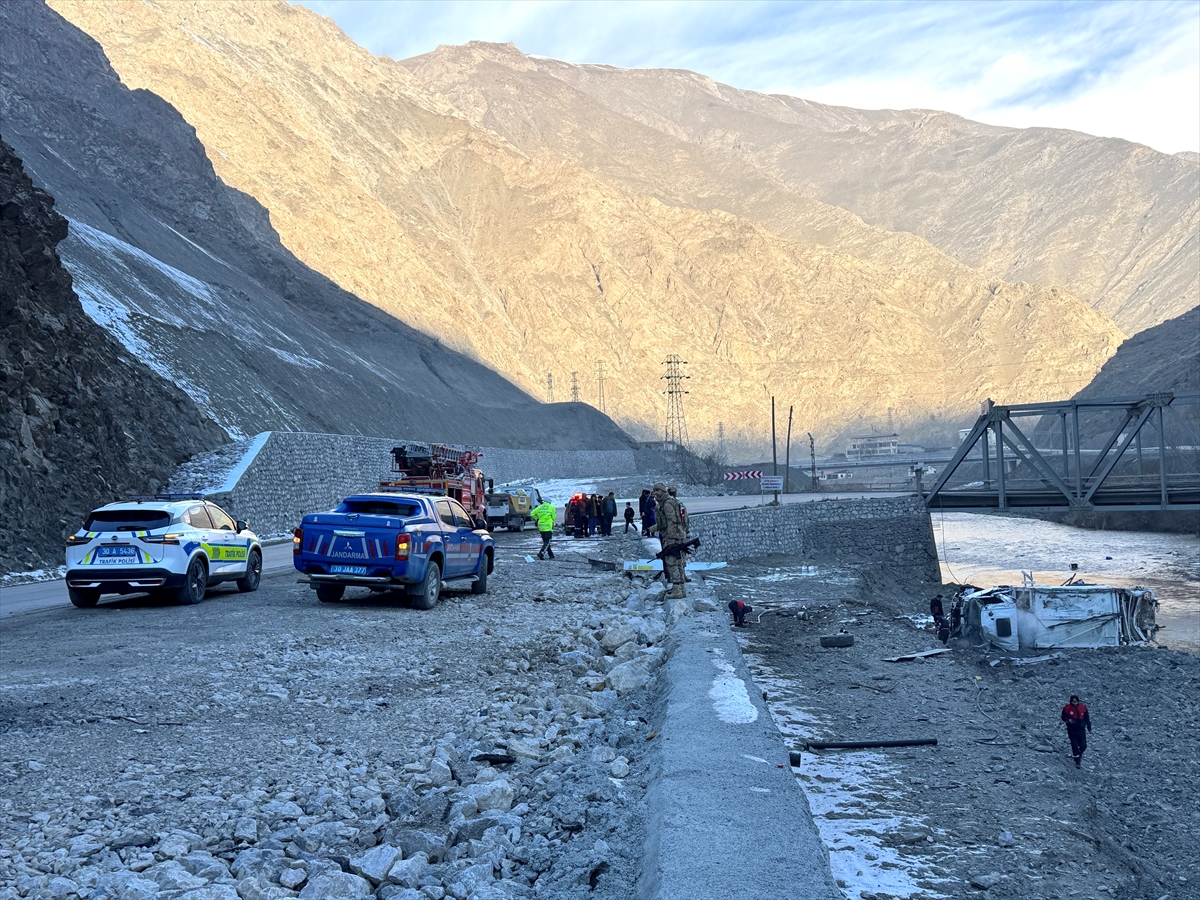 Hakkari'de devrilen çöp kamyonundaki 3 personel yaralandı