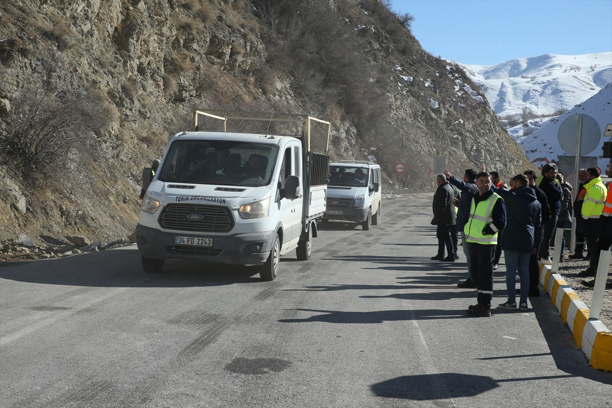 Hakkari'de yapımı tamamlanan Yeniköprü Tüneli'nden araç geçişleri başladı