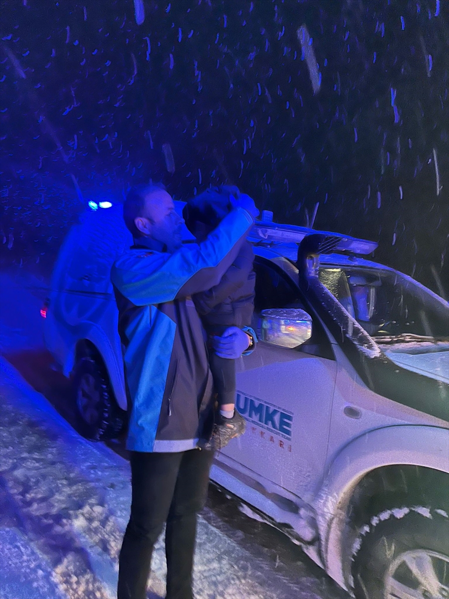 Hakkari'de yolu kapanan mezrada fenalaşan çocuk, ekiplerce hastaneye ulaştırıldı