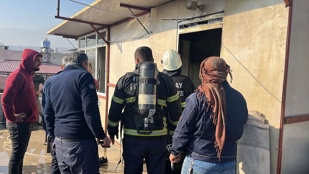 Hatay'da bir binanın çatı katında çıkan yangında 2 kişi dumandan etkilendi