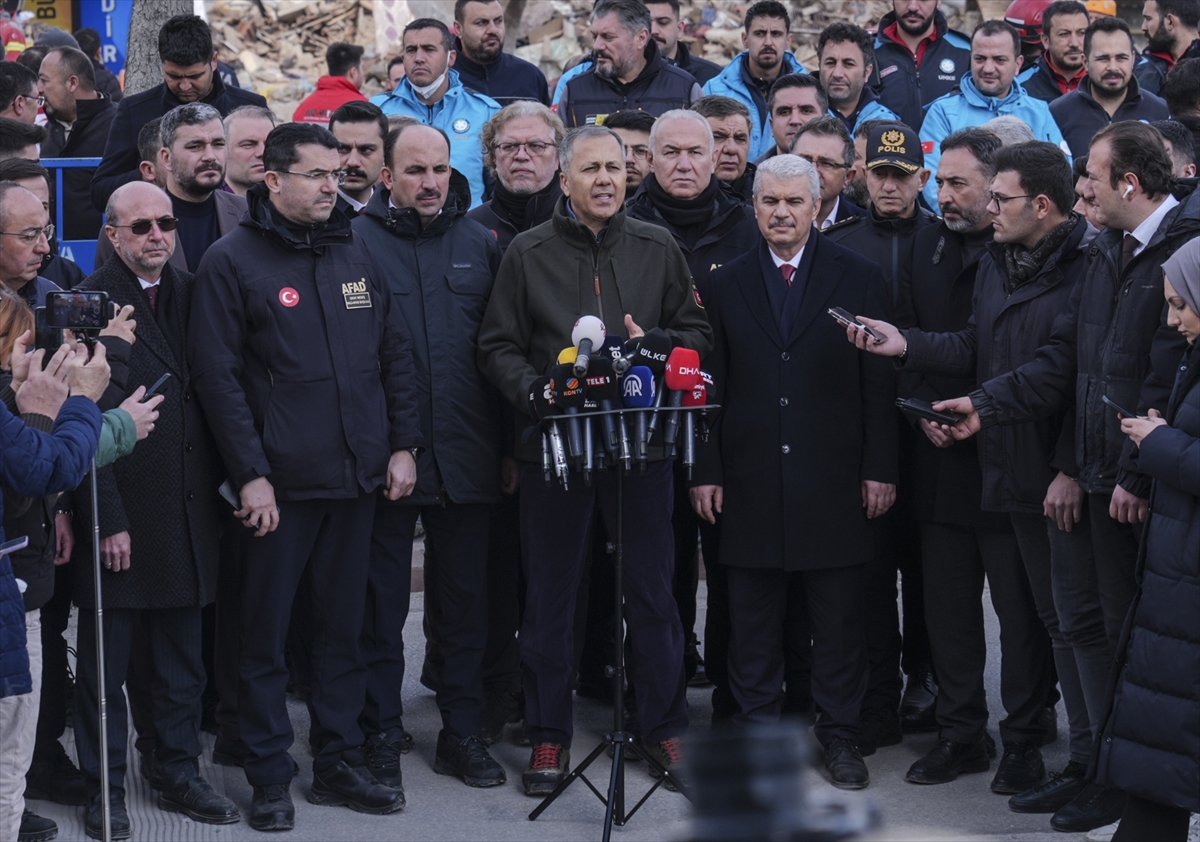 Bakan Yerlikaya, Konya'da çöken binadan iki kişinin cansız bedeninin çıkarılması sonrası açıklama yaptı: