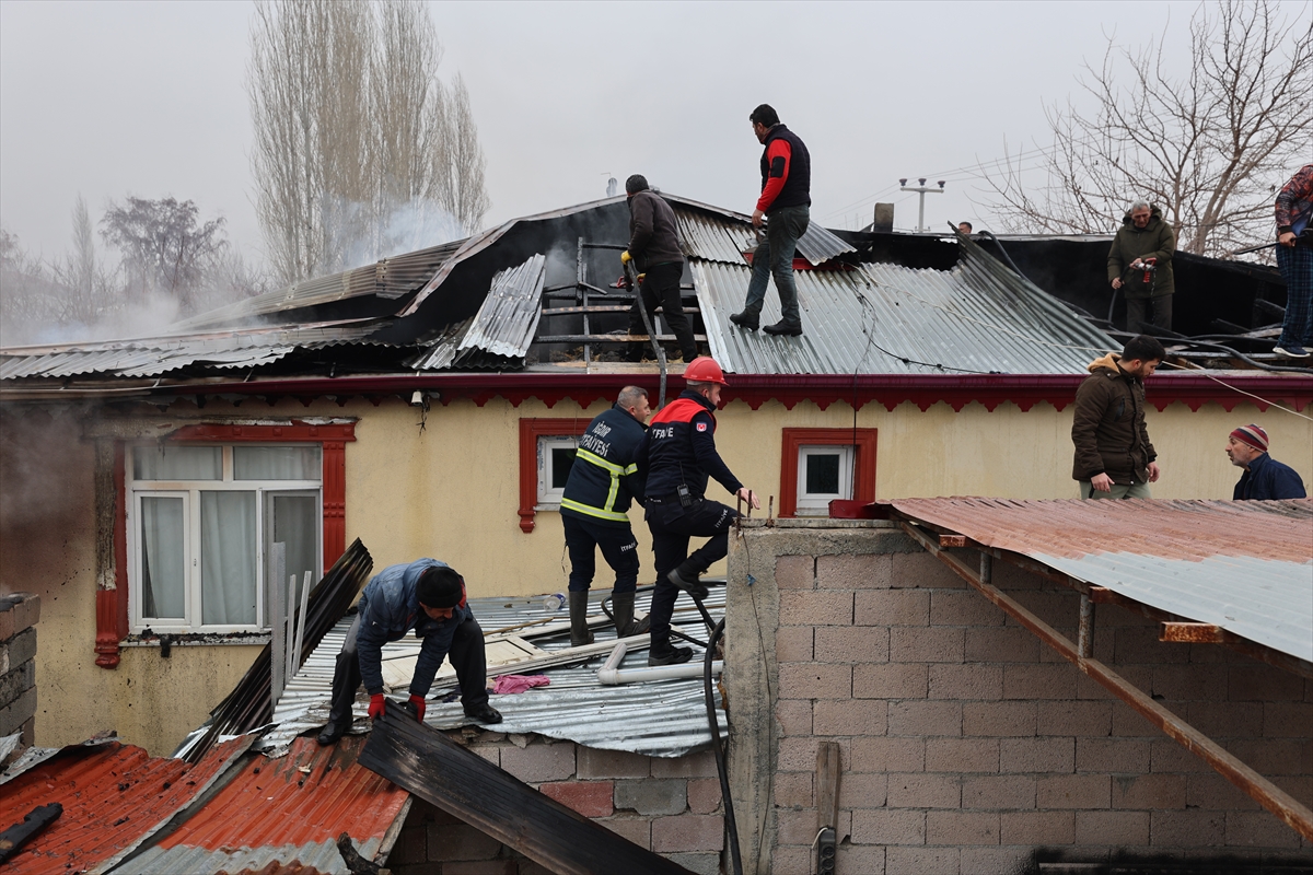 Iğdır'da bir ev ile iki ahır yanarak kullanılamaz hale geldi