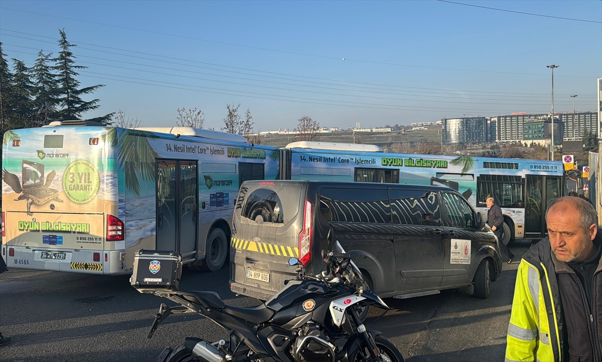 İki İETT otobüsünün karıştığı trafik kazası nedeniyle trafik yoğunluğu oluştu