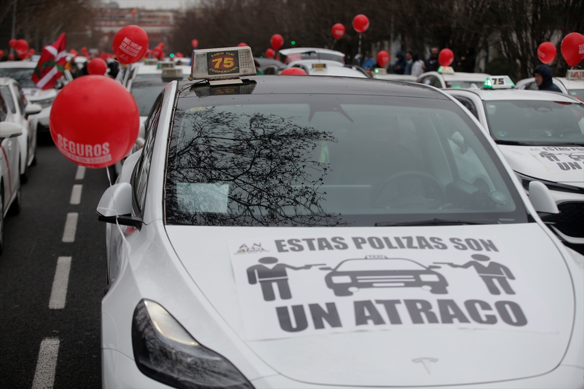 İspanya'da taksiciler artan sigorta poliçelerine karşı Madrid'de eylem yaptı