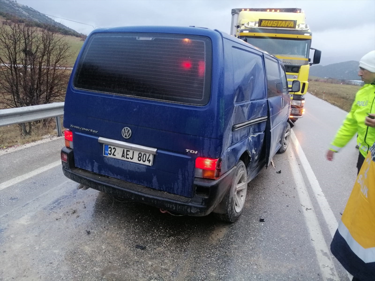 Isparta'da sivil polis aracı ile kamyonetin çarpıştığı kazada 2 polis memuru yaralandı