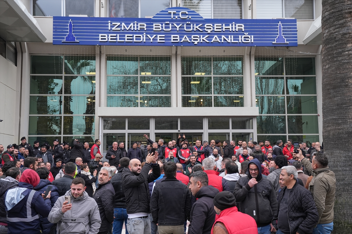 İzmir'de belediye iştiraki iki şirketin çalışanları iş bıraktı