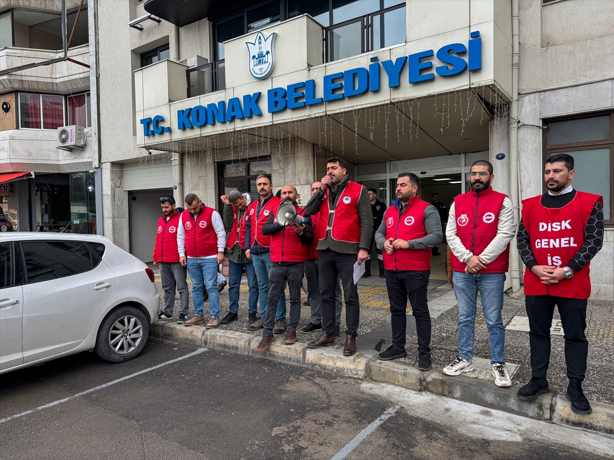 İzmir'de maaşları eksik yatan Konak Belediyesi çalışanları “uyarı eylemi” yaptı