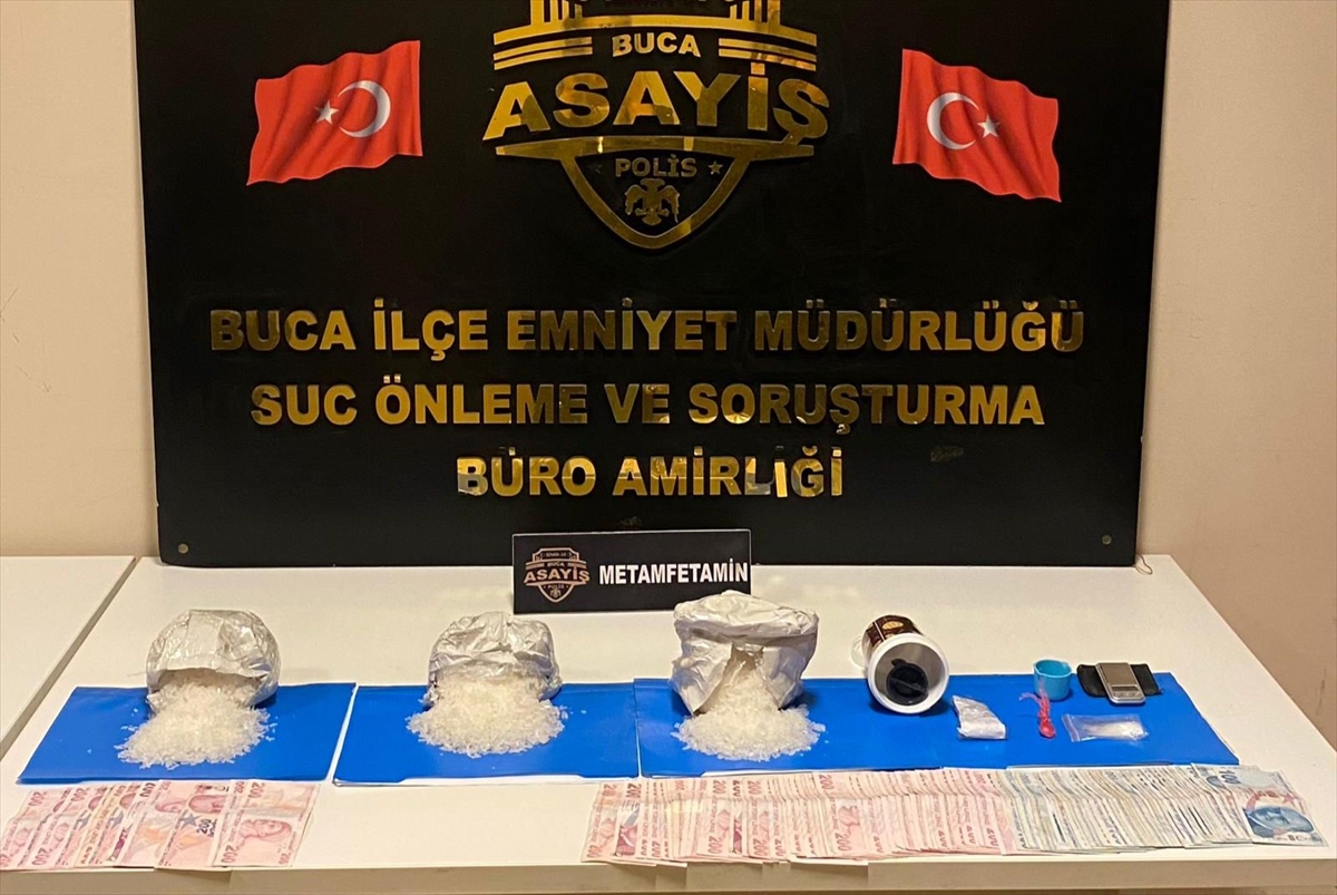 İzmir'de uyuşturucu ticareti yapan 2 şüpheli gözaltına alındı