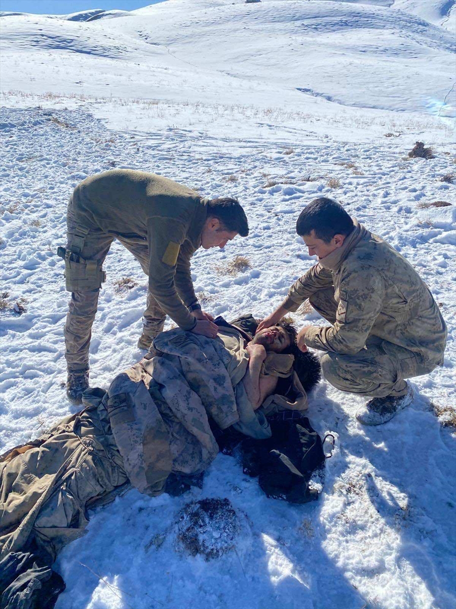 Kaçakçıların arazide terk ettiği düzensiz göçmen, donmak üzereyken jandarma tarafından kurtarıldı