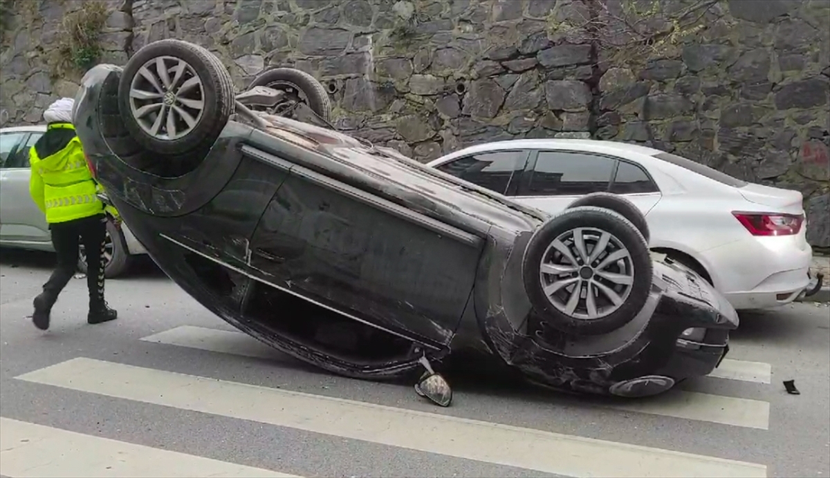 Kağıthane'de park halindeki 6 araca çarpan otomobilin sürücüsü yaralandı