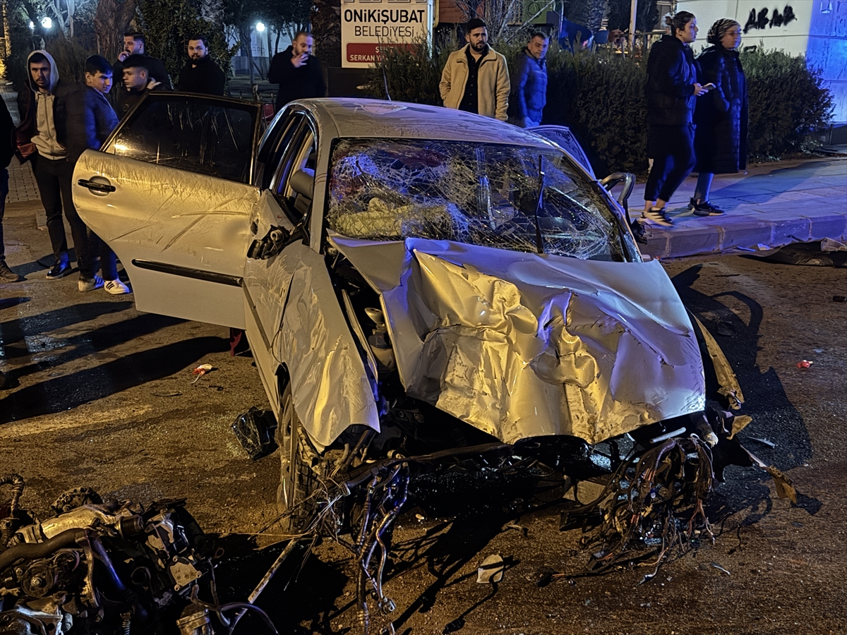 Kahramanmaraş'ta aydınlatma direğine çarpan otomobildeki 3 kişi yaralandı