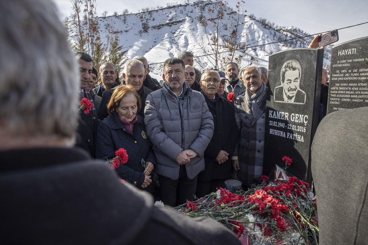 Kamer Genç vefatının 9. yılında mezarı başında anıldı