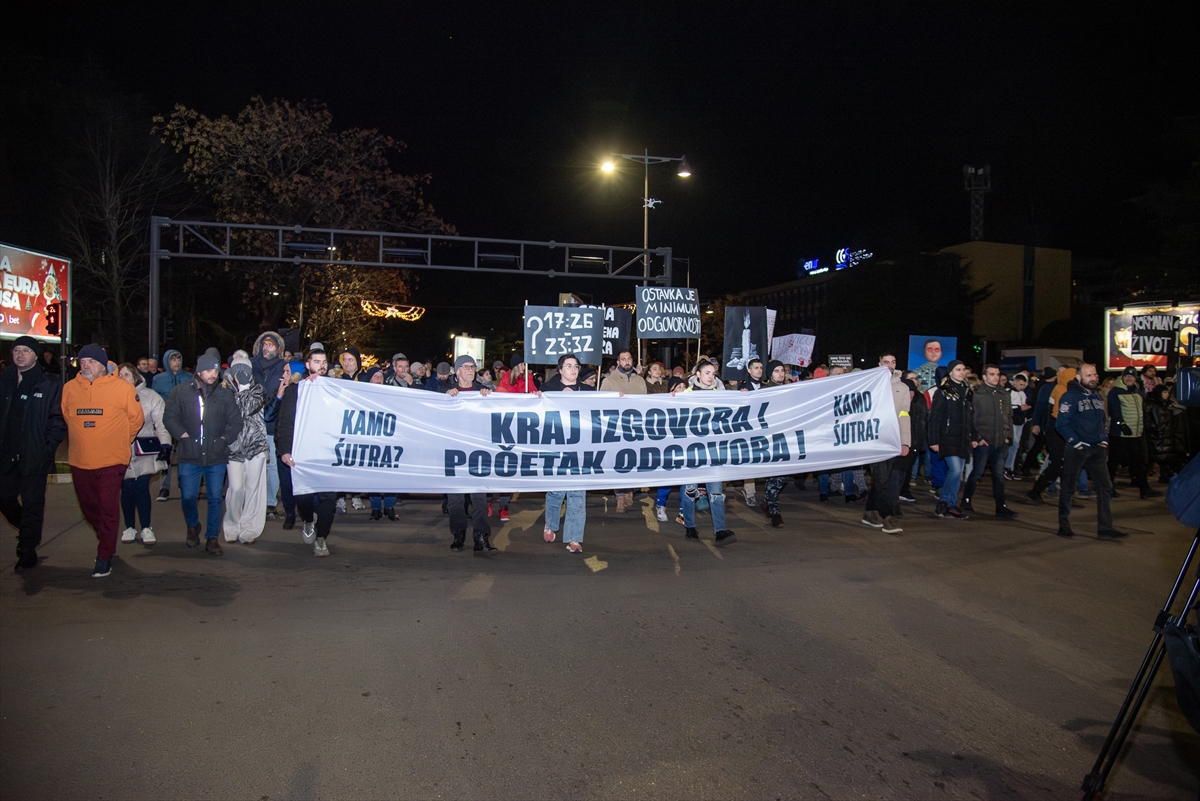 Karadağ'da öğrenciler, 13 kişinin öldüğü saldırıyı protesto etti