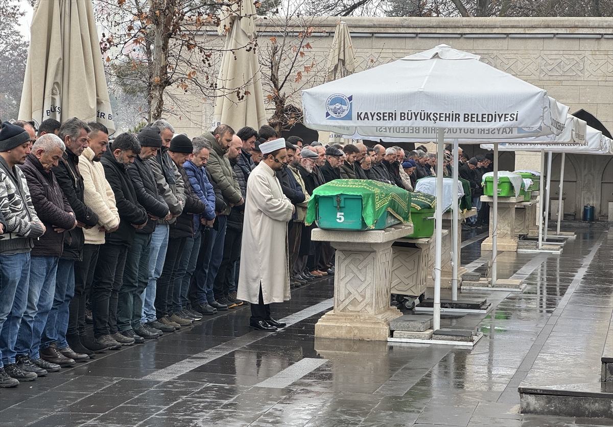 Kayseri'de babasının silahla yaralaması sonucu hayatını kaybeden çocuğun cenazesi defnedildi