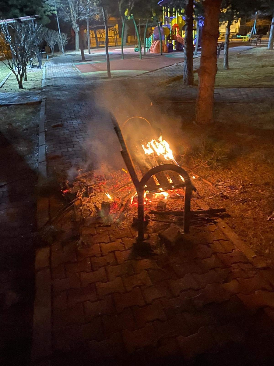 Kayseri'de belediyeye ait bankı yakan 3 şüpheli yakalandı