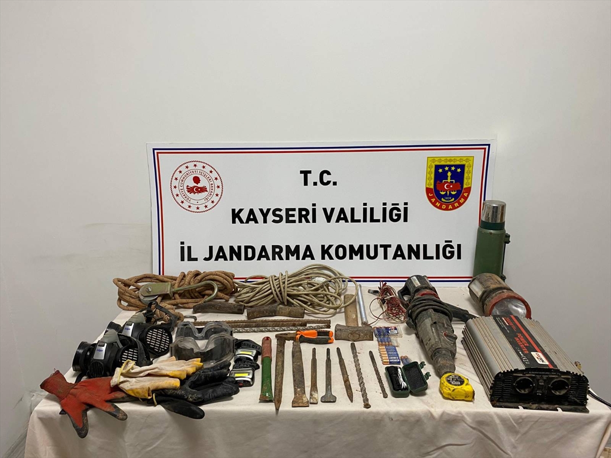 Kayseri'de sit alanında kaçak kazı yapan 4 şüpheli yakalandı