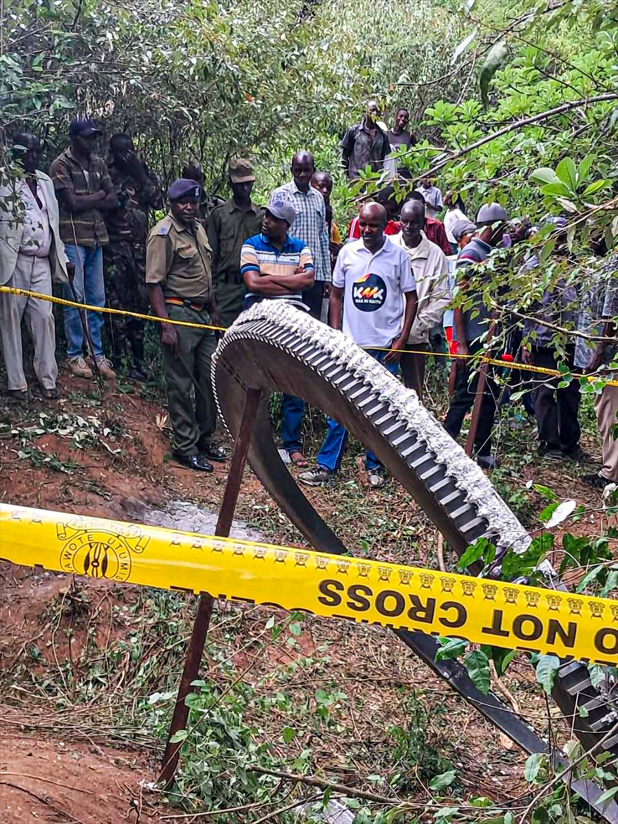 Kenya'da köye düşen yaklaşık 500 kiloluk metalik cisimle ilgili incelemeler sürüyor