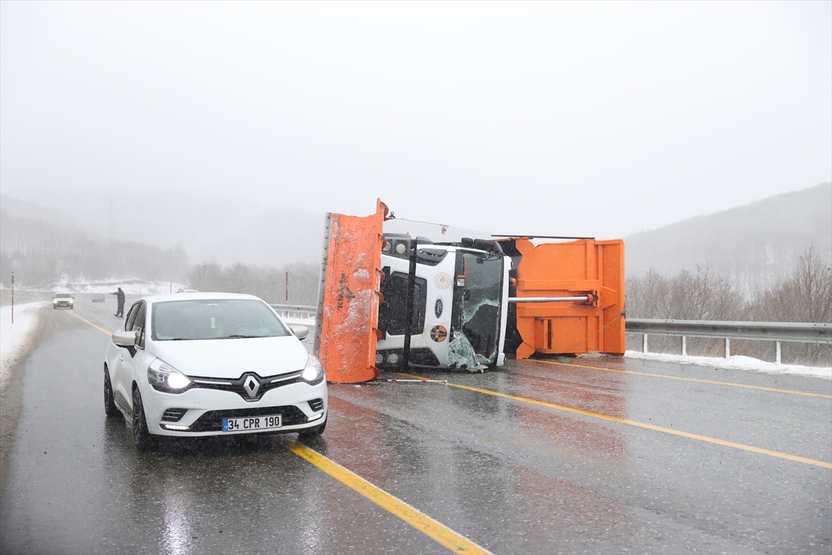 Kırklareli'nde kar küreme aracının devrilmesi sonucu 2 kişi yaralandı