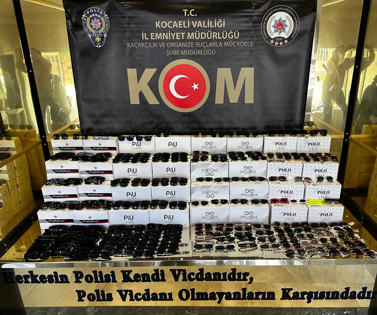 Kocaeli'de bir tırda 169 bin 680 kaçak güneş gözlüğü ele geçirildi