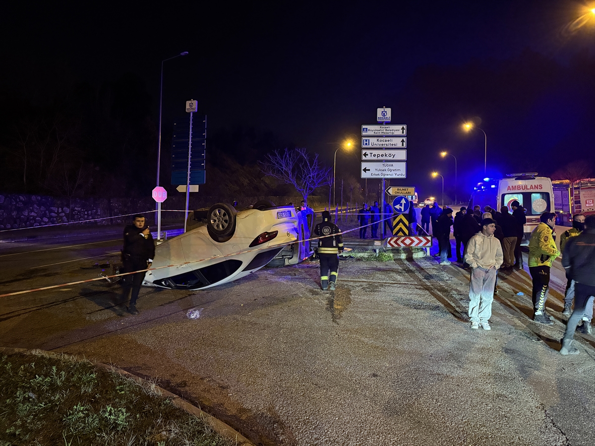 Kocaeli'de hafif ticari araç ile otomobilin çarpıştığı kazada 4 kişi yaralandı