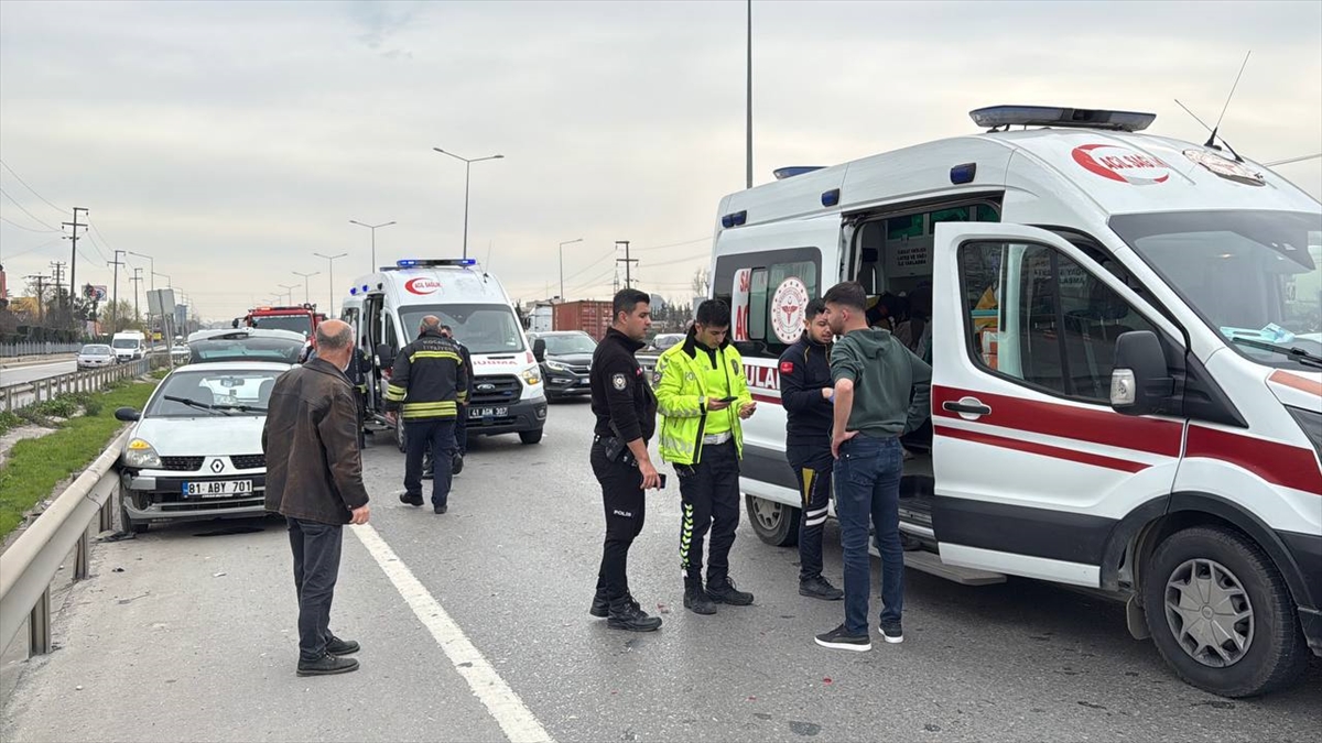 Kocaeli'de iki otomobilin karıştığı kazada 3 kişi yaralandı