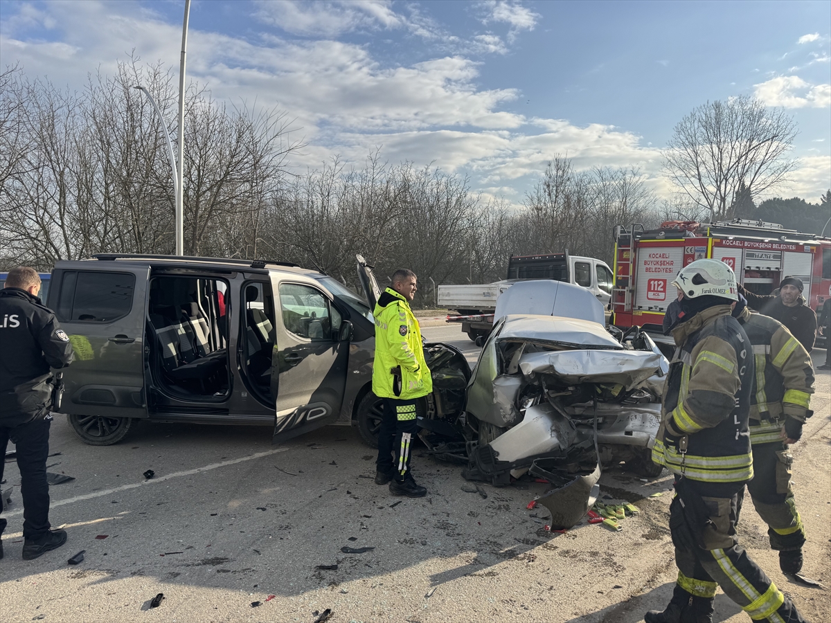 Kocaeli'de trafik kazasında 3 kişi yaralandı