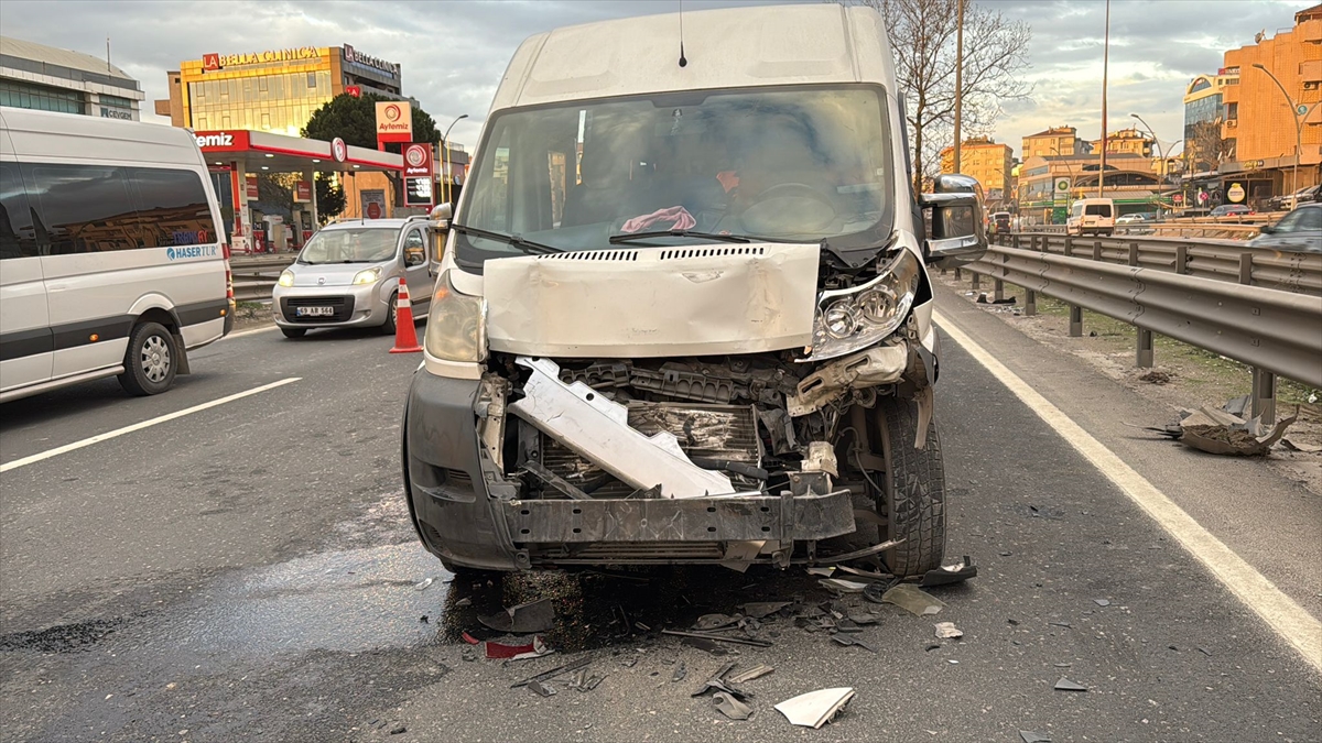 Kocaeli'de zincirleme trafik kazasında 4 kişi yaralandı