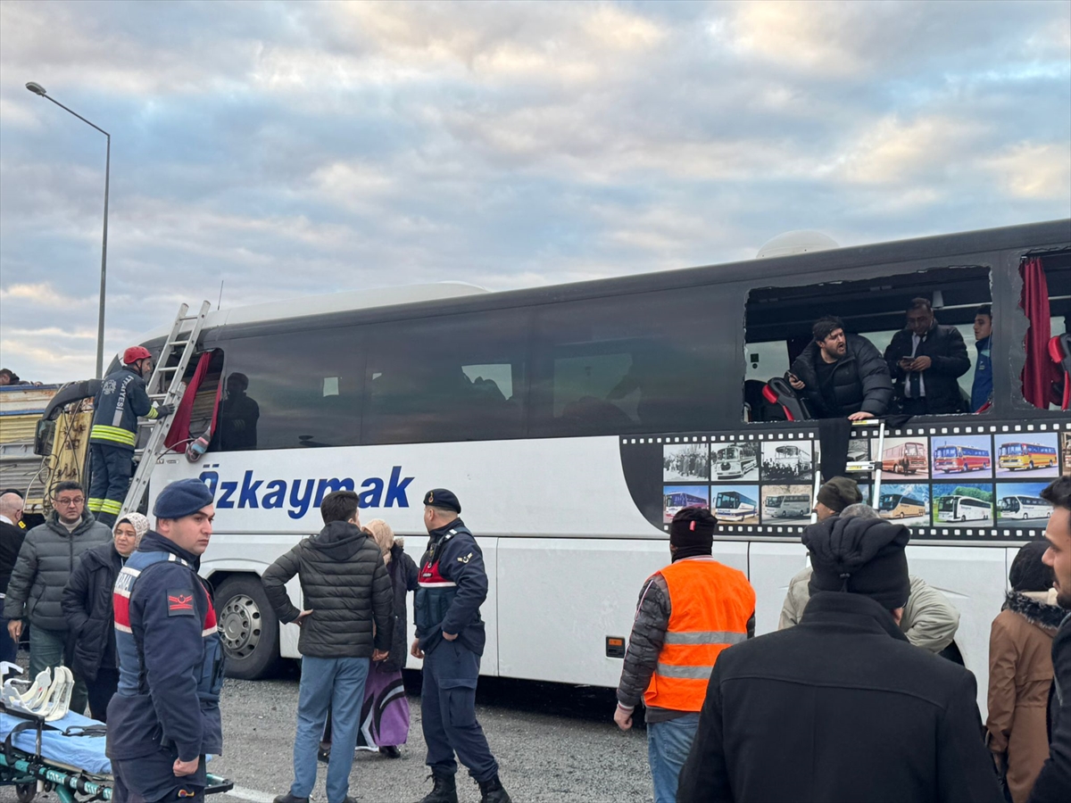 Konya'da yolcu otobüsünün karıştığı trafik kazasında 2 kişi öldü, 18 kişi yaralandı