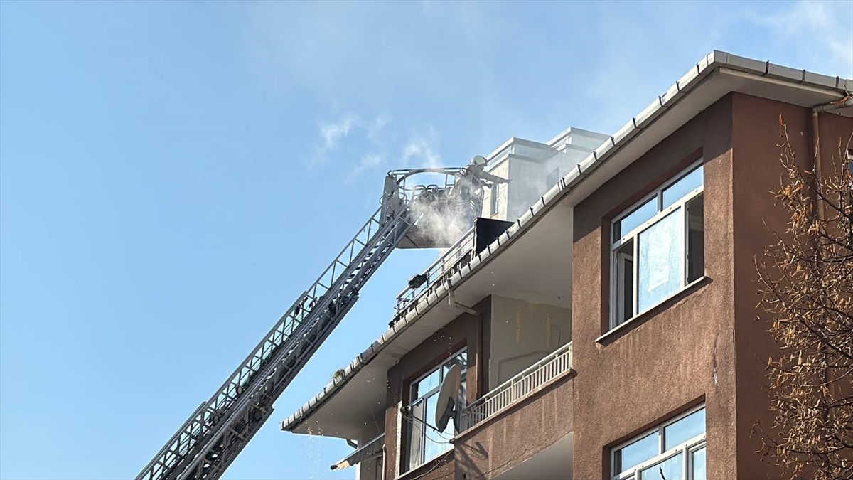 Maltepe'de çatı katındaki dairede çıkan yangında yaralanan kadın hastanede öldü