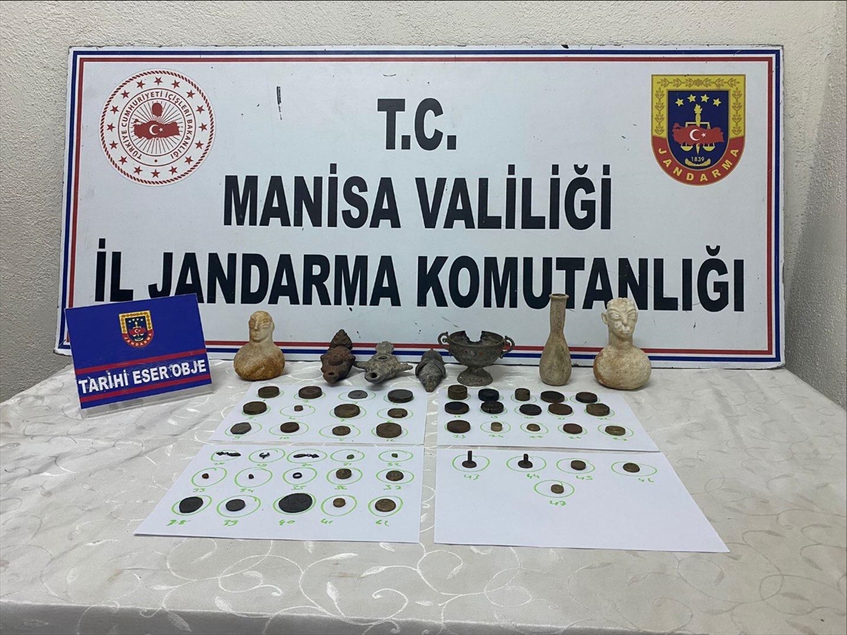 Manisa'da evde 54 parça tarihi eser ele geçirildi