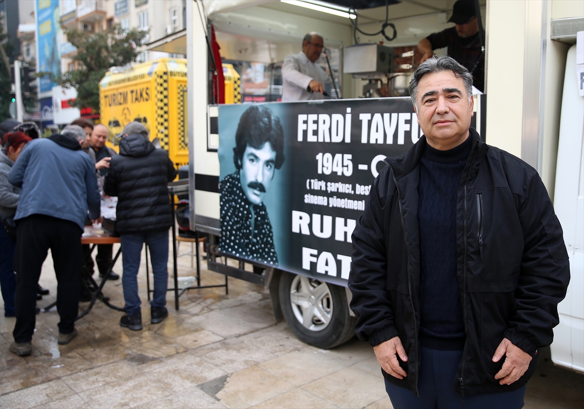 Manisalı hayranları, Ferdi Tayfur için lokma dağıttı