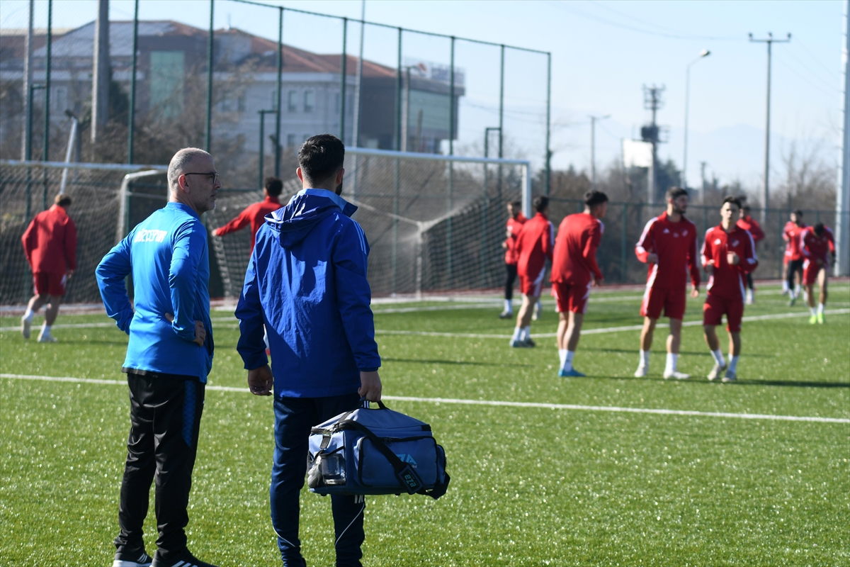 Masör baba oğul aynı futbol kulübünde çalışıyor